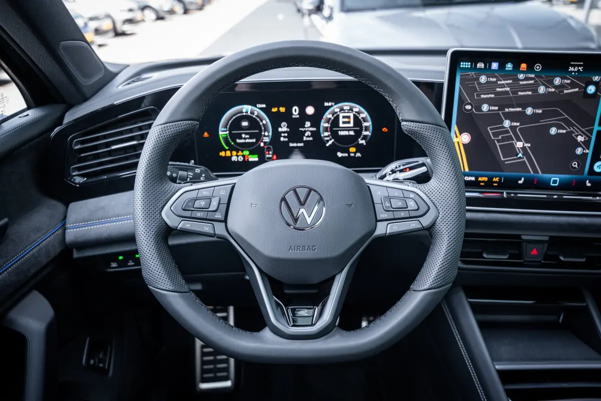 R-Line Edition - eHybrid | 'App-Connect' draadloze smartphone integratie | Automatische afstandsregeling (Adaptive Cruise Control) | Diefstalalarm