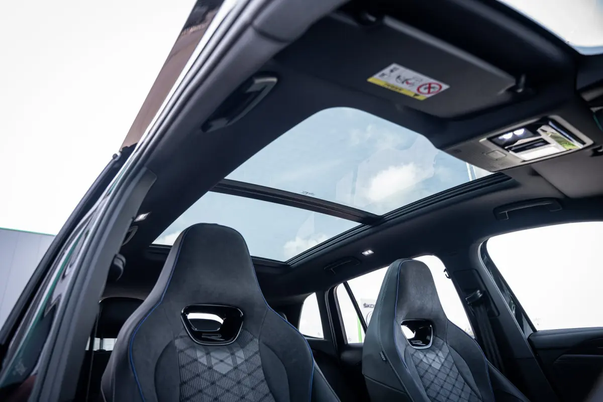 R-Line Edition - eHybrid | 'App-Connect' draadloze smartphone integratie | Automatische afstandsregeling (Adaptive Cruise Control) | Diefstalalarm
