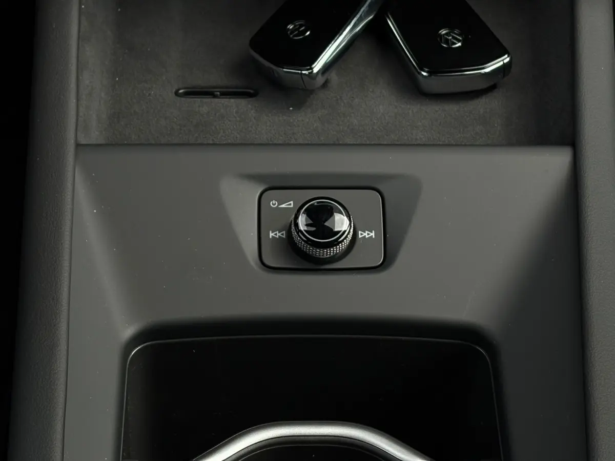 Life | Airconditioning automatisch, 2-zone (Climatronic) | Automatische afstandsregeling (Adaptive Cruise Control) | Buitenspiegels elektrisch instel-, verwarm- en inklapbaar