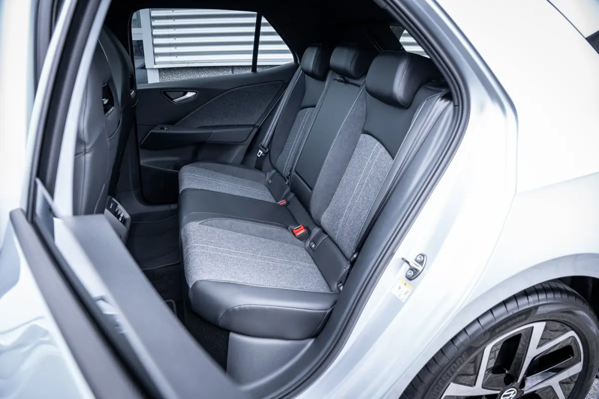 Style | Airconditioning automatisch, 2-zone (Climatronic) | Automatische afstandsregeling (Adaptive Cruise Control) | Buitenspiegels elektrisch instel-, verwarm- en inklapbaar