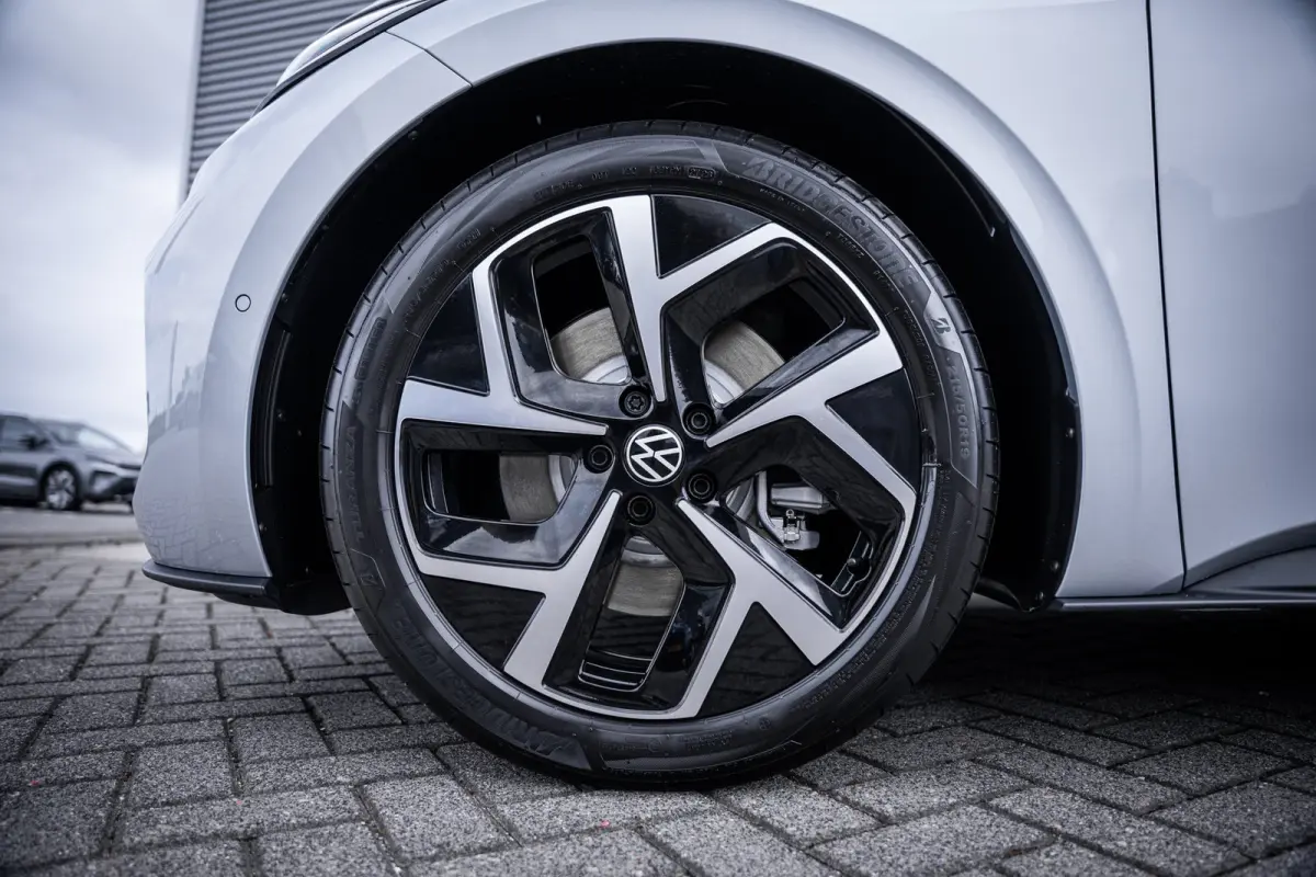 Style | Airconditioning automatisch, 2-zone (Climatronic) | Automatische afstandsregeling (Adaptive Cruise Control) | Buitenspiegels elektrisch instel-, verwarm- en inklapbaar