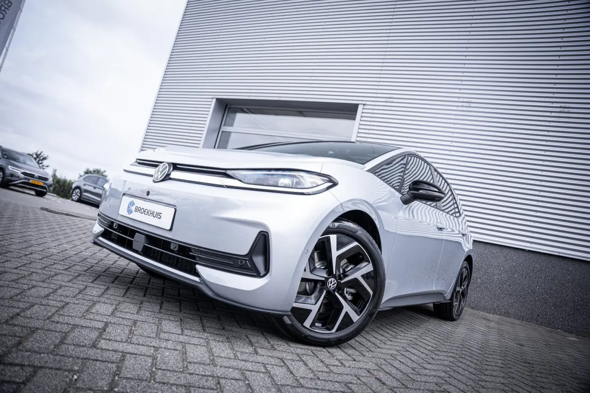 Style | Airconditioning automatisch, 2-zone (Climatronic) | Automatische afstandsregeling (Adaptive Cruise Control) | Buitenspiegels elektrisch instel-, verwarm- en inklapbaar