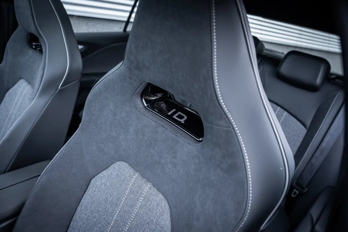 Style | Airconditioning automatisch, 2-zone (Climatronic) | Automatische afstandsregeling (Adaptive Cruise Control) | Buitenspiegels elektrisch instel-, verwarm- en inklapbaar