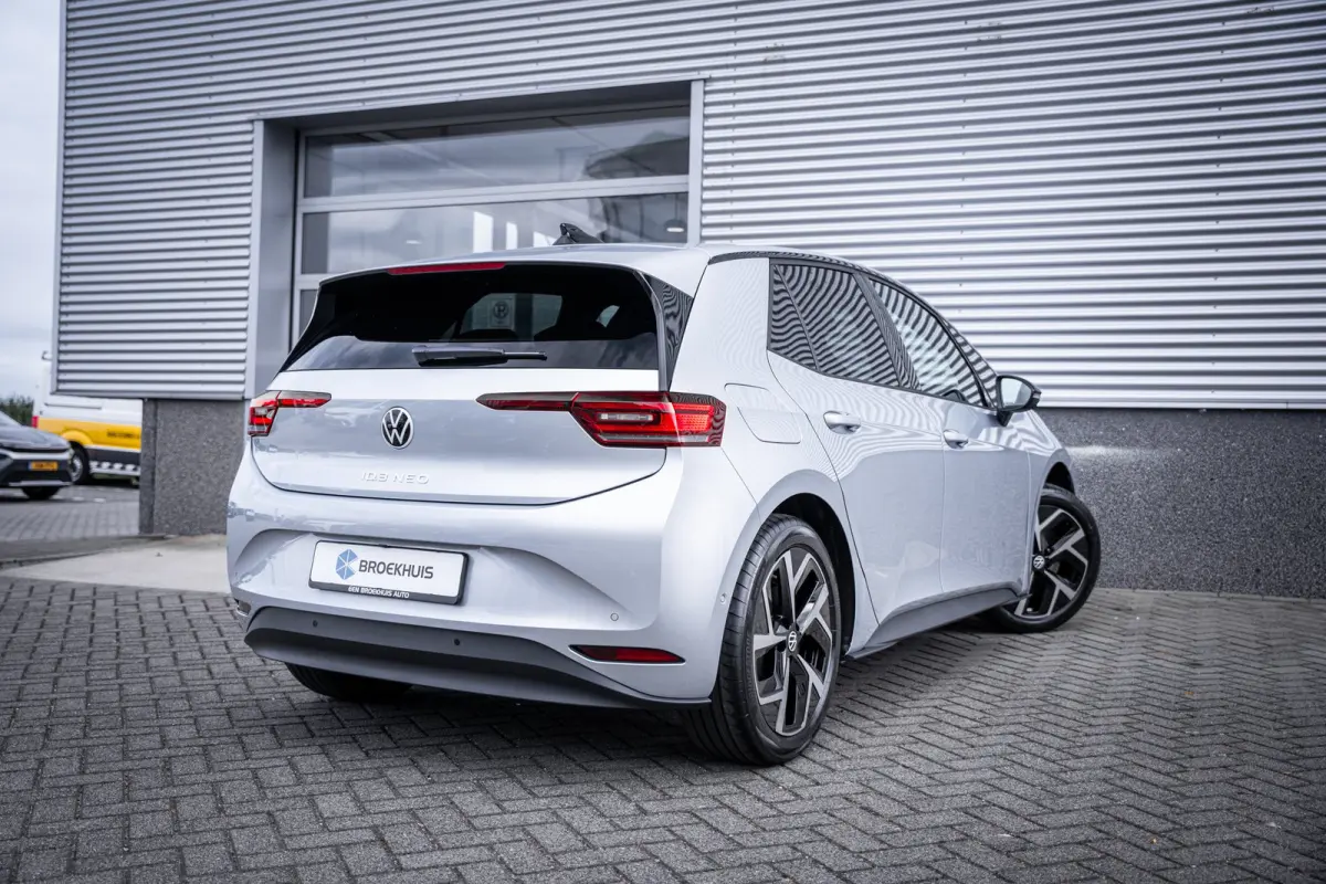 Style | Airconditioning automatisch, 2-zone (Climatronic) | Automatische afstandsregeling (Adaptive Cruise Control) | Buitenspiegels elektrisch instel-, verwarm- en inklapbaar