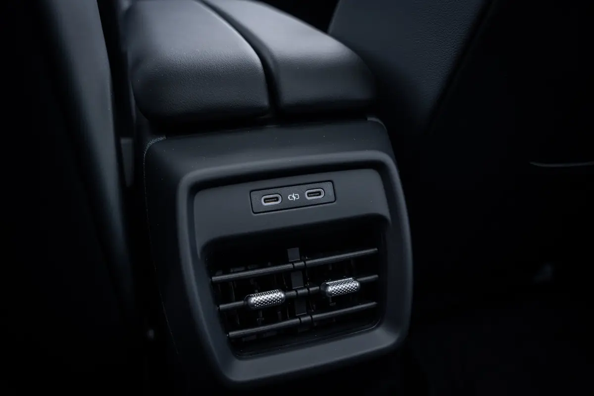 Style | Airconditioning automatisch, 2-zone (Climatronic) | Automatische afstandsregeling (Adaptive Cruise Control) | Buitenspiegels elektrisch instel-, verwarm- en inklapbaar