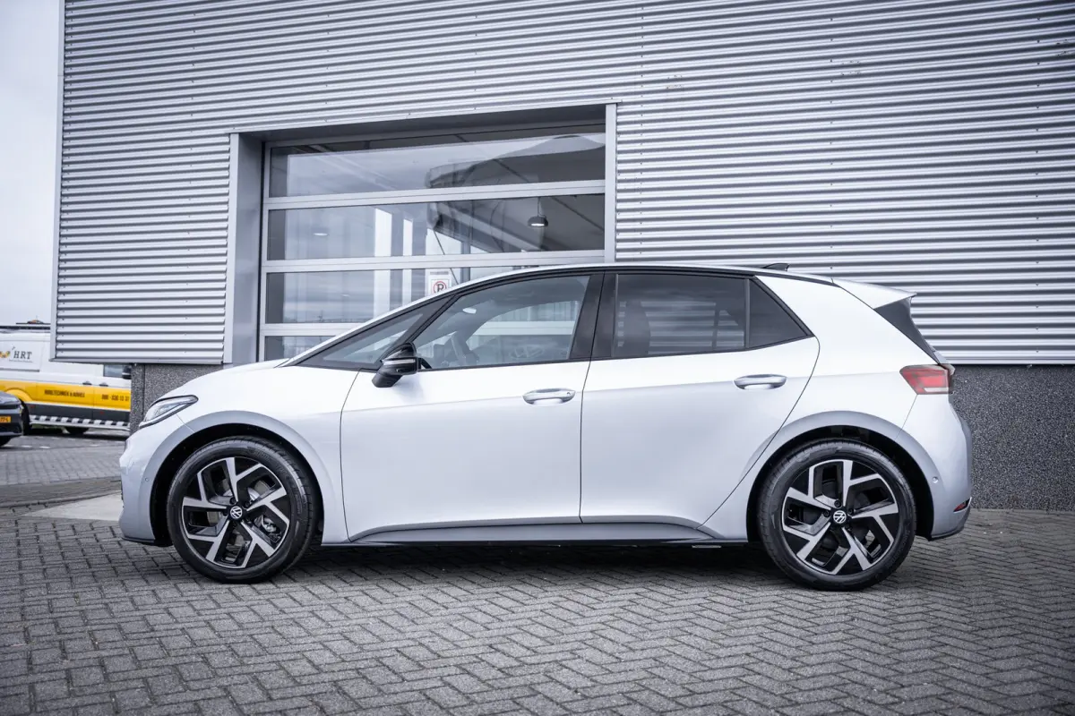 Style | Airconditioning automatisch, 2-zone (Climatronic) | Automatische afstandsregeling (Adaptive Cruise Control) | Buitenspiegels elektrisch instel-, verwarm- en inklapbaar