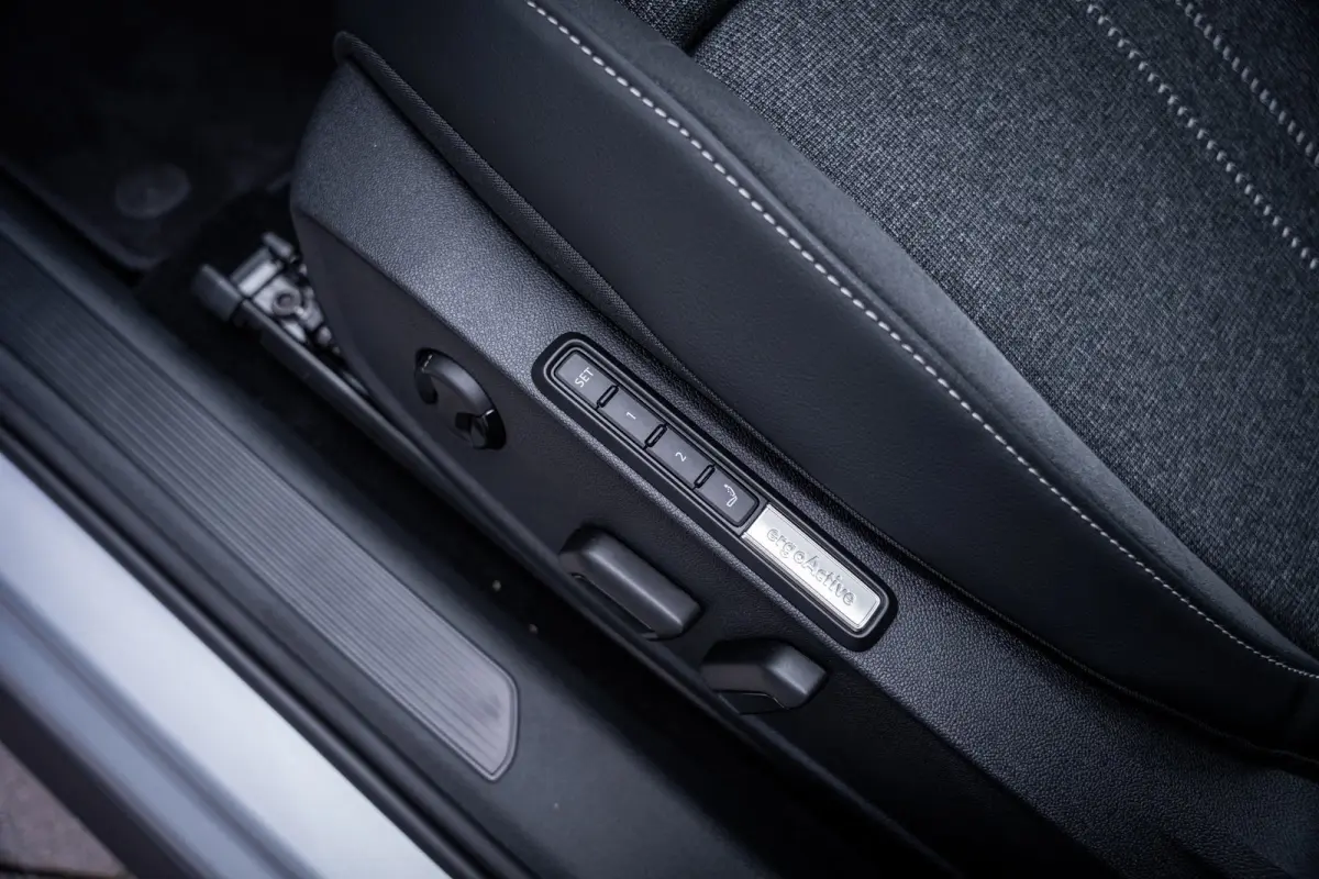 Style | Airconditioning automatisch, 2-zone (Climatronic) | Automatische afstandsregeling (Adaptive Cruise Control) | Buitenspiegels elektrisch instel-, verwarm- en inklapbaar