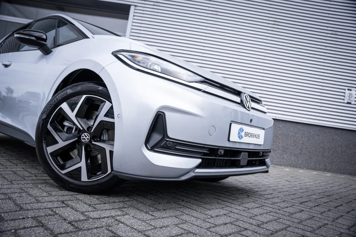 Style | Airconditioning automatisch, 2-zone (Climatronic) | Automatische afstandsregeling (Adaptive Cruise Control) | Buitenspiegels elektrisch instel-, verwarm- en inklapbaar