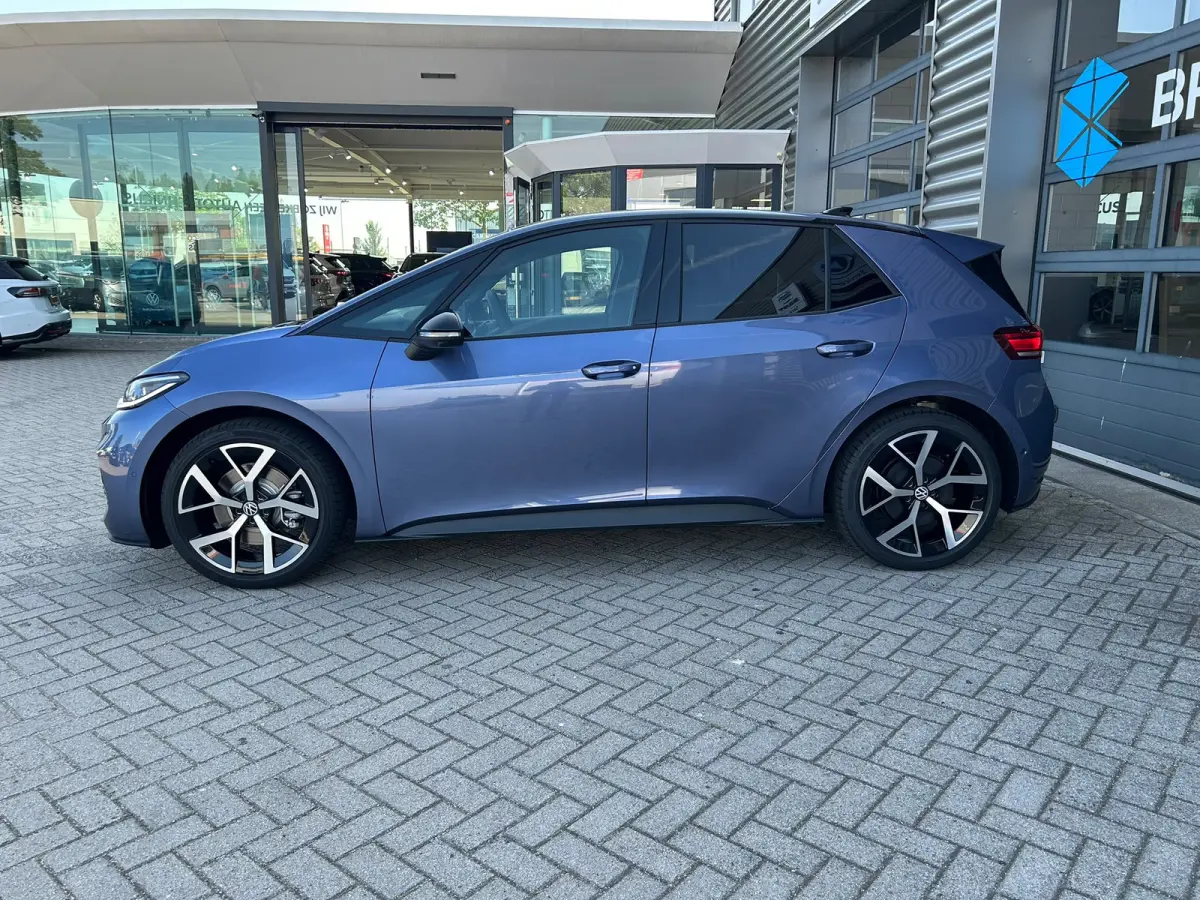 Style | Airconditioning automatisch, 2-zone (Climatronic) | Automatische afstandsregeling (Adaptive Cruise Control) | Buitenspiegels elektrisch instel-, verwarm- en inklapbaar