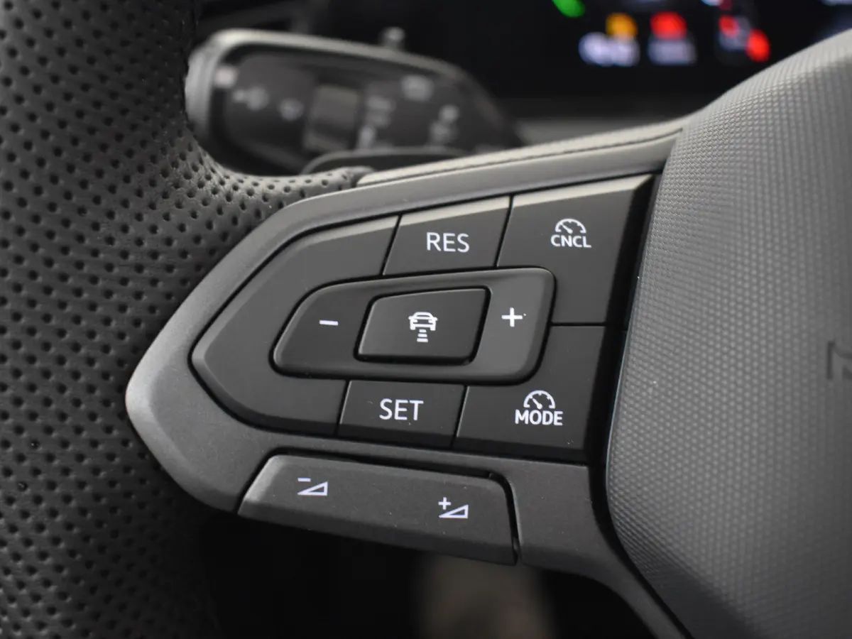 R-Line Edition - eHybrid | 'App-Connect' draadloze smartphone integratie | Automatische afstandsregeling (Adaptive Cruise Control) | Diefstalalarm