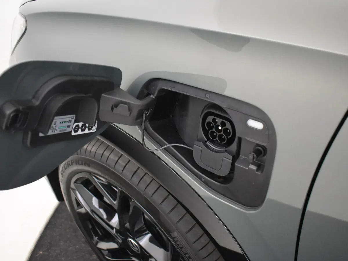 R-Line Edition - eHybrid | 'App-Connect' draadloze smartphone integratie | Automatische afstandsregeling (Adaptive Cruise Control) | Diefstalalarm
