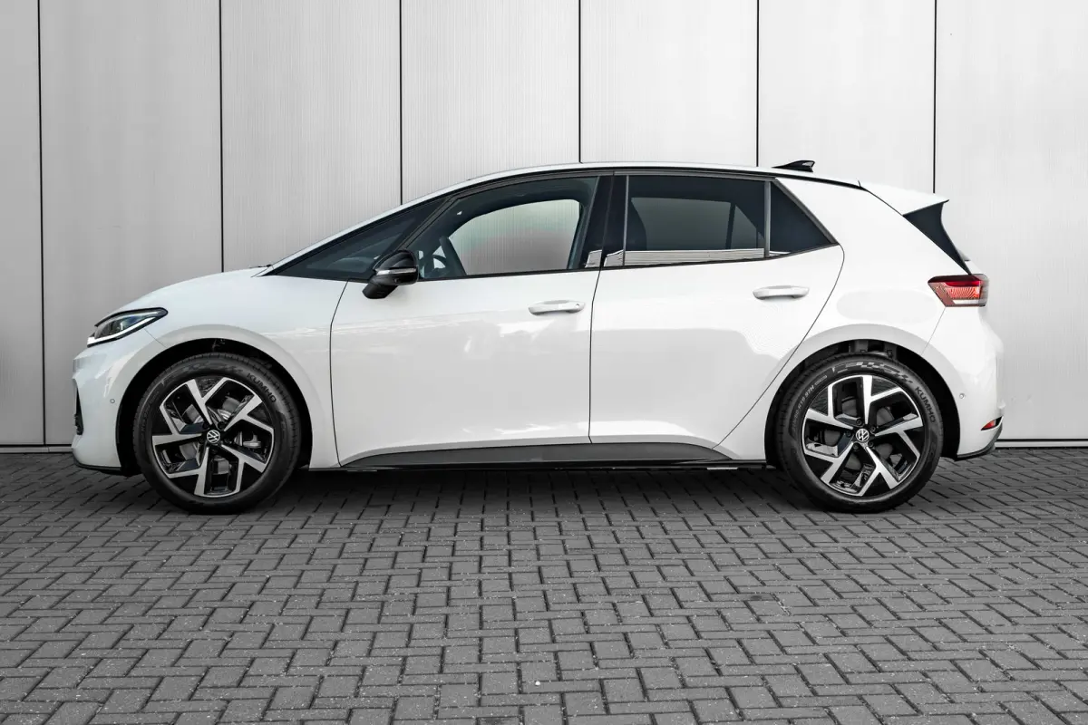 Style | Airconditioning automatisch, 2-zone (Climatronic) | Automatische afstandsregeling (Adaptive Cruise Control) | Buitenspiegels elektrisch instel-, verwarm- en inklapbaar