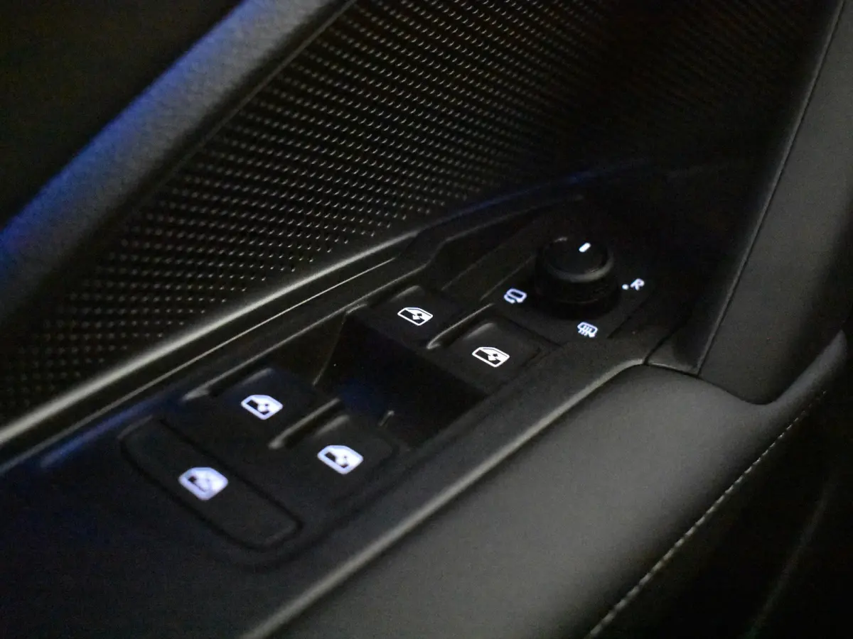 Life Edition - eHybrid | 'App-Connect' draadloze smartphone integratie | Automatische afstandsregeling (Adaptive Cruise Control) | Diefstalalarm