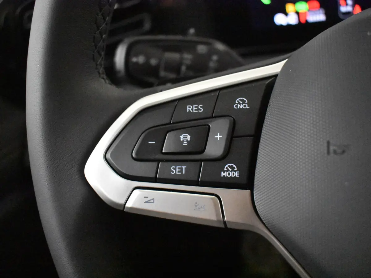 Life Edition - eHybrid | 'App-Connect' draadloze smartphone integratie | Automatische afstandsregeling (Adaptive Cruise Control) | Diefstalalarm