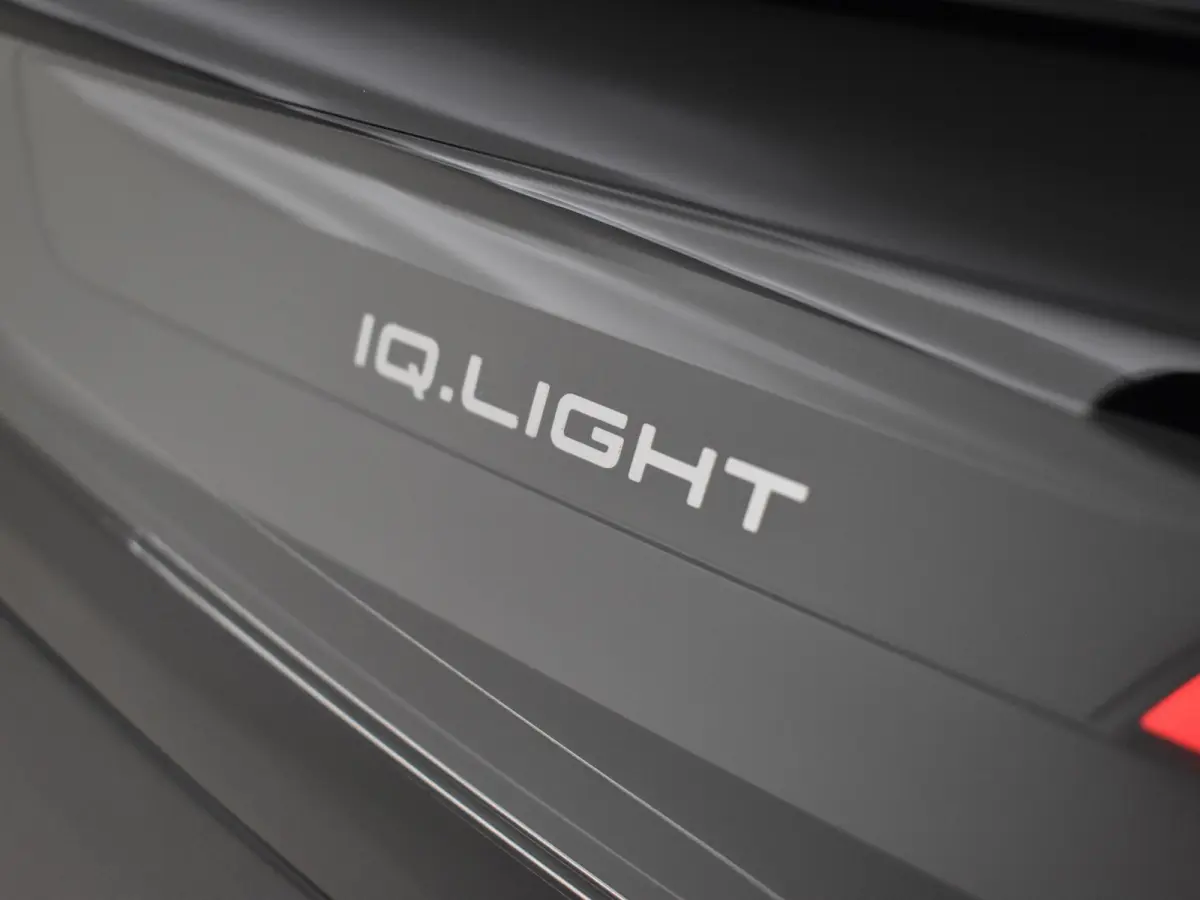Life Edition - eHybrid | 'App-Connect' draadloze smartphone integratie | Automatische afstandsregeling (Adaptive Cruise Control) | Diefstalalarm