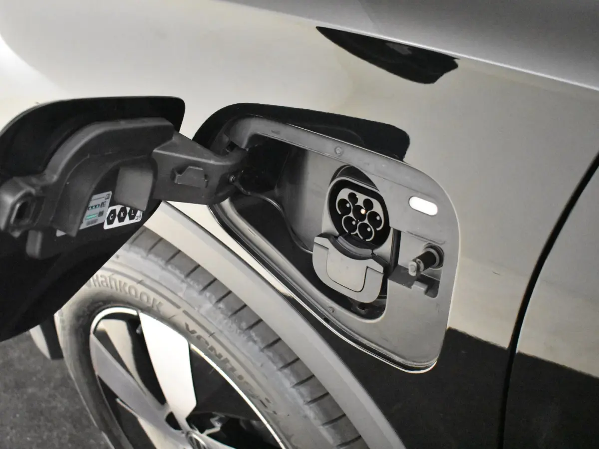 Life Edition - eHybrid | 'App-Connect' draadloze smartphone integratie | Automatische afstandsregeling (Adaptive Cruise Control) | Diefstalalarm