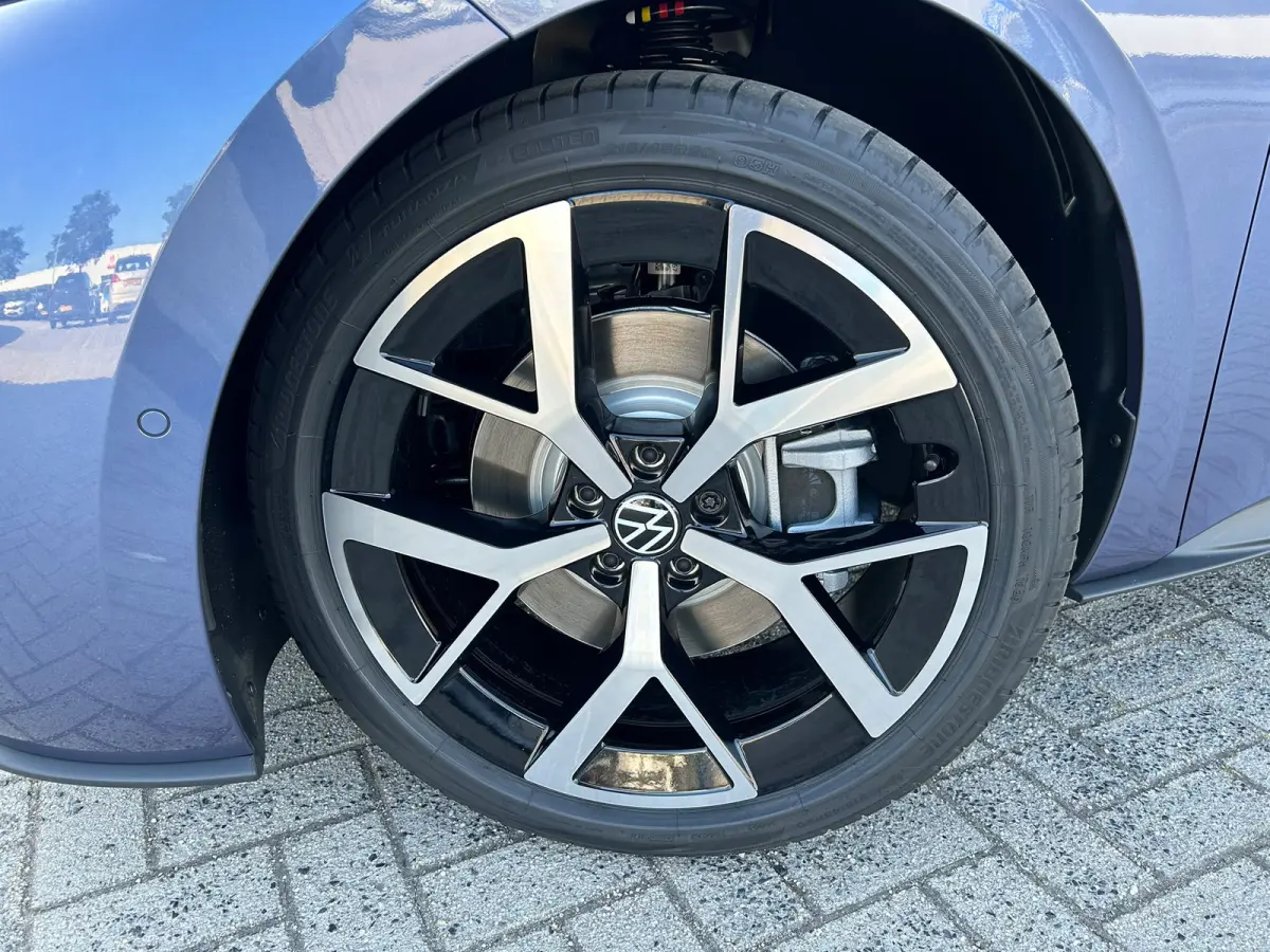 Style | Airconditioning automatisch, 2-zone (Climatronic) | Automatische afstandsregeling (Adaptive Cruise Control) | Buitenspiegels elektrisch instel-, verwarm- en inklapbaar
