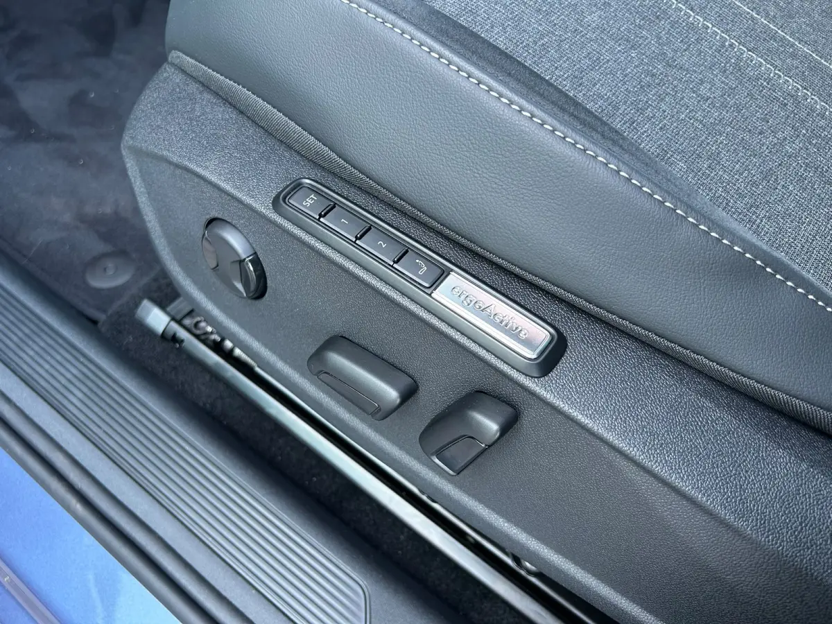 Style | Airconditioning automatisch, 2-zone (Climatronic) | Automatische afstandsregeling (Adaptive Cruise Control) | Buitenspiegels elektrisch instel-, verwarm- en inklapbaar