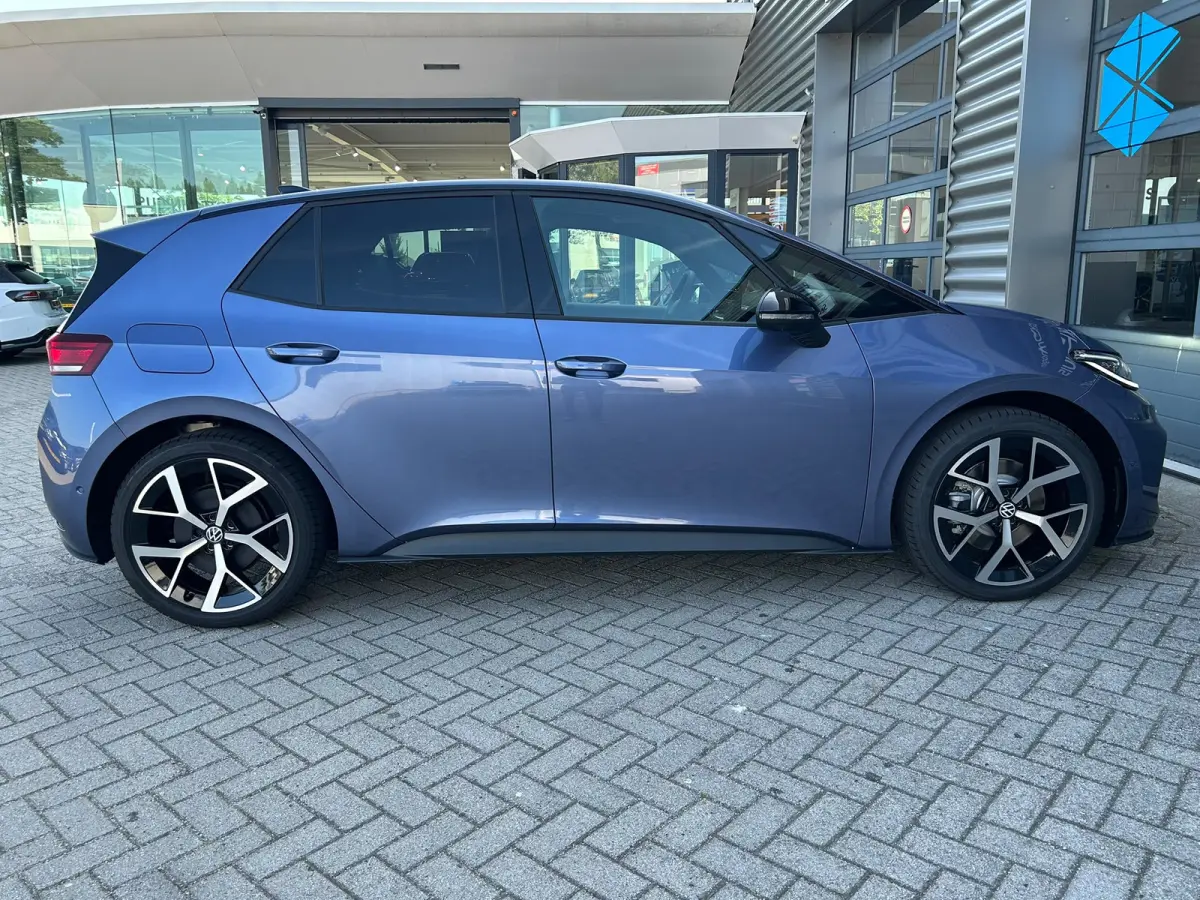 Style | Airconditioning automatisch, 2-zone (Climatronic) | Automatische afstandsregeling (Adaptive Cruise Control) | Buitenspiegels elektrisch instel-, verwarm- en inklapbaar