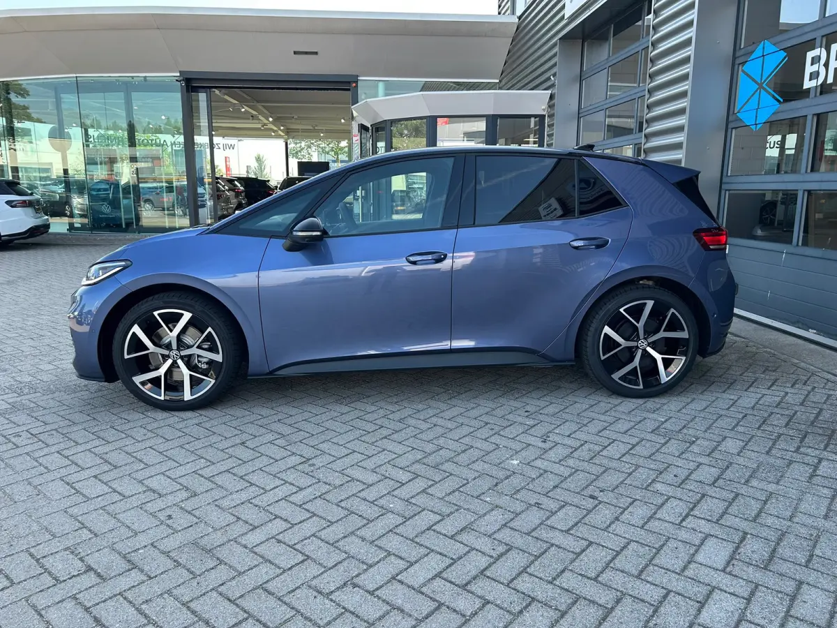 Style | Airconditioning automatisch, 2-zone (Climatronic) | Automatische afstandsregeling (Adaptive Cruise Control) | Buitenspiegels elektrisch instel-, verwarm- en inklapbaar
