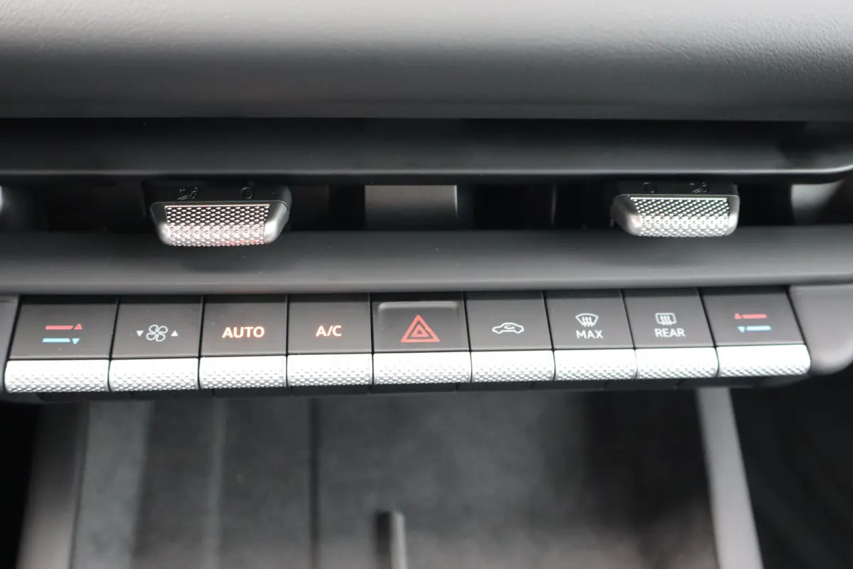 Life | Airconditioning automatisch, 2-zone (Climatronic) | Automatische afstandsregeling (Adaptive Cruise Control) | Buitenspiegels elektrisch instel-, verwarm- en inklapbaar