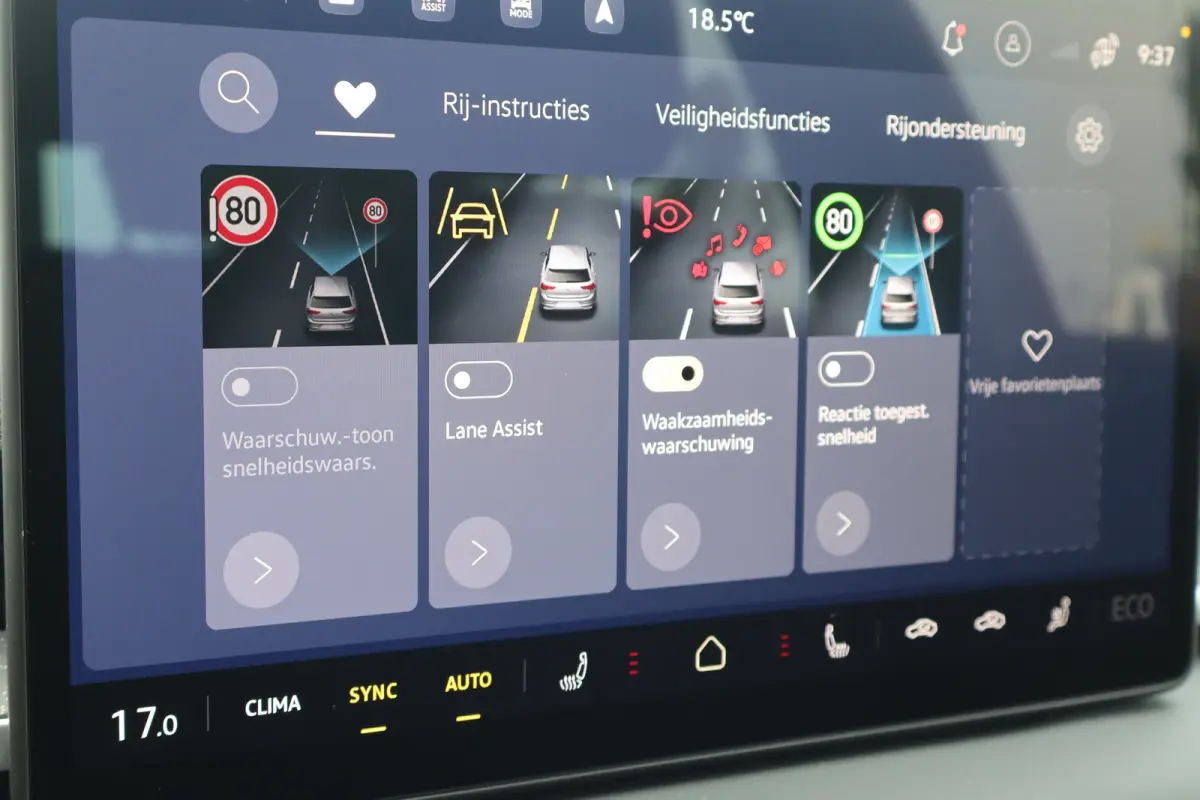 Life | Airconditioning automatisch, 2-zone (Climatronic) | Automatische afstandsregeling (Adaptive Cruise Control) | Buitenspiegels elektrisch instel-, verwarm- en inklapbaar