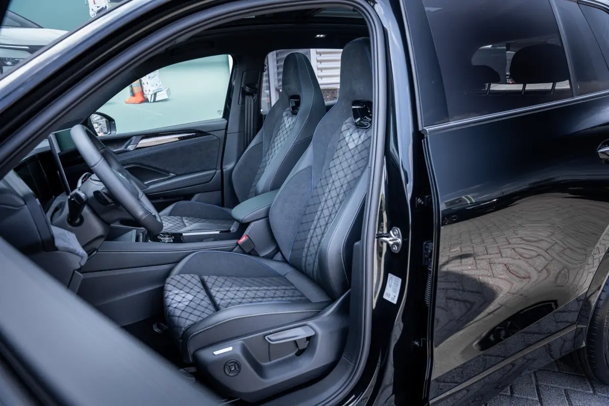 R-Line Edition - eHybrid | 'App-Connect' draadloze smartphone integratie | Automatische afstandsregeling (Adaptive Cruise Control) | Diefstalalarm