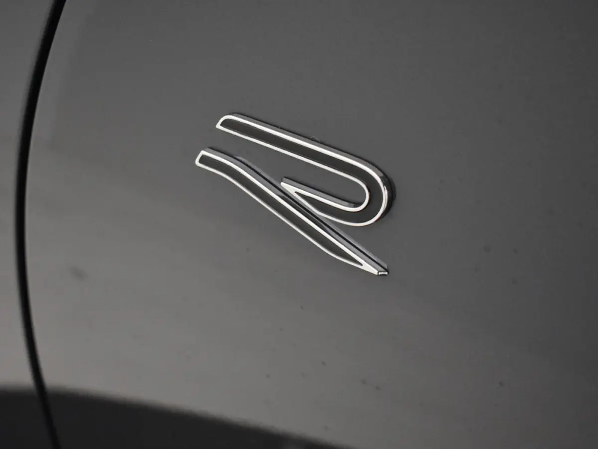 R-Line Edition - eHybrid | 'App-Connect' draadloze smartphone integratie | Automatische afstandsregeling (Adaptive Cruise Control) | Diefstalalarm