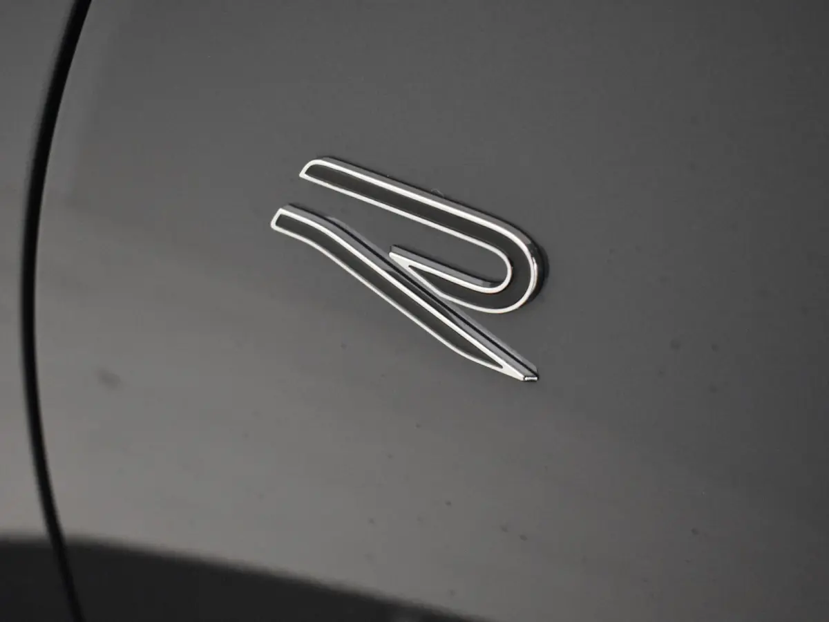 R-Line Edition - eHybrid | 'App-Connect' draadloze smartphone integratie | Automatische afstandsregeling (Adaptive Cruise Control) | Diefstalalarm