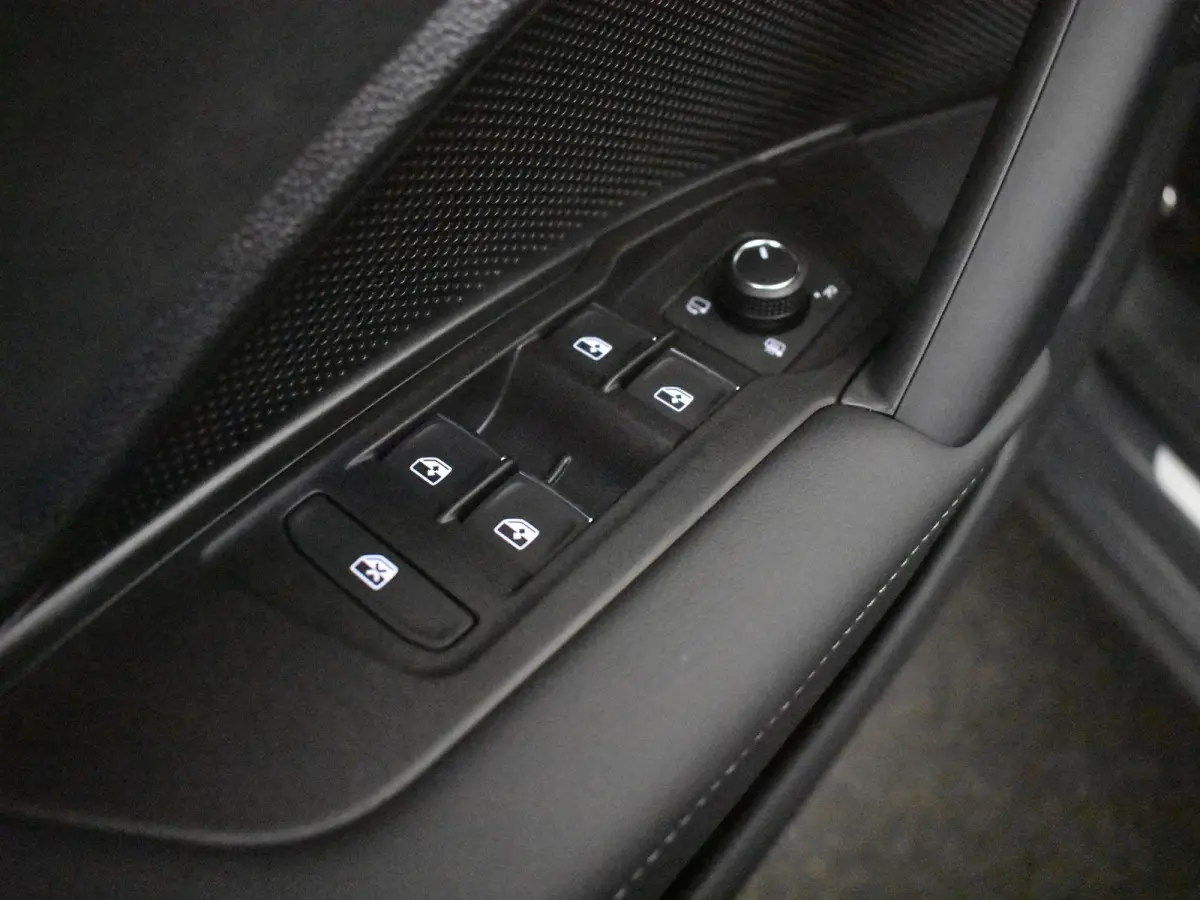 R-Line Edition - eHybrid | 'App-Connect' draadloze smartphone integratie | Automatische afstandsregeling (Adaptive Cruise Control) | Diefstalalarm