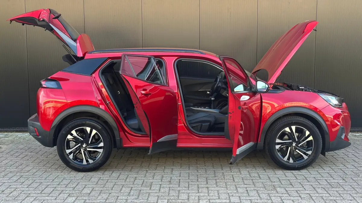 1.2 PureTech Allure | Apple Carplay / Android Auto | Trekhaak | Navigatie | Parkeersensoren | Achteruitrij Camera | | Achterbank in delen neerklapbaar | Achteruitrijcamera | Airco (automatis