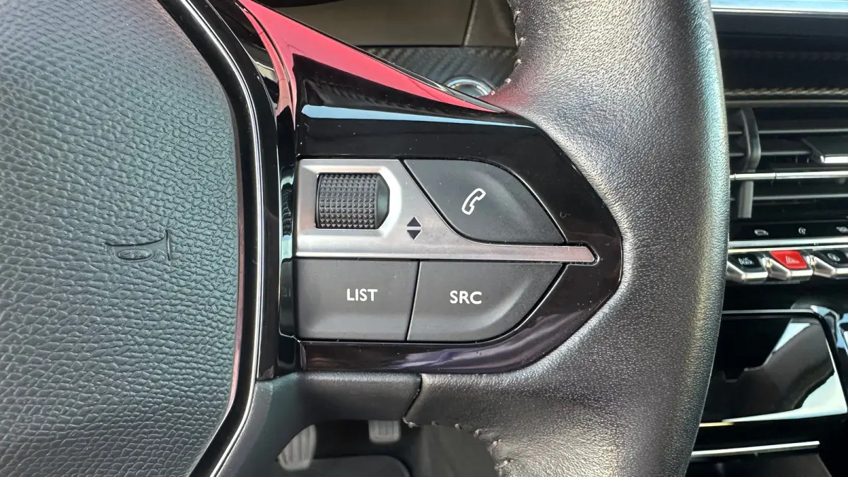1.2 PureTech Allure | Apple Carplay / Android Auto | Trekhaak | Navigatie | Parkeersensoren | Achteruitrij Camera | | Achterbank in delen neerklapbaar | Achteruitrijcamera | Airco (automatis