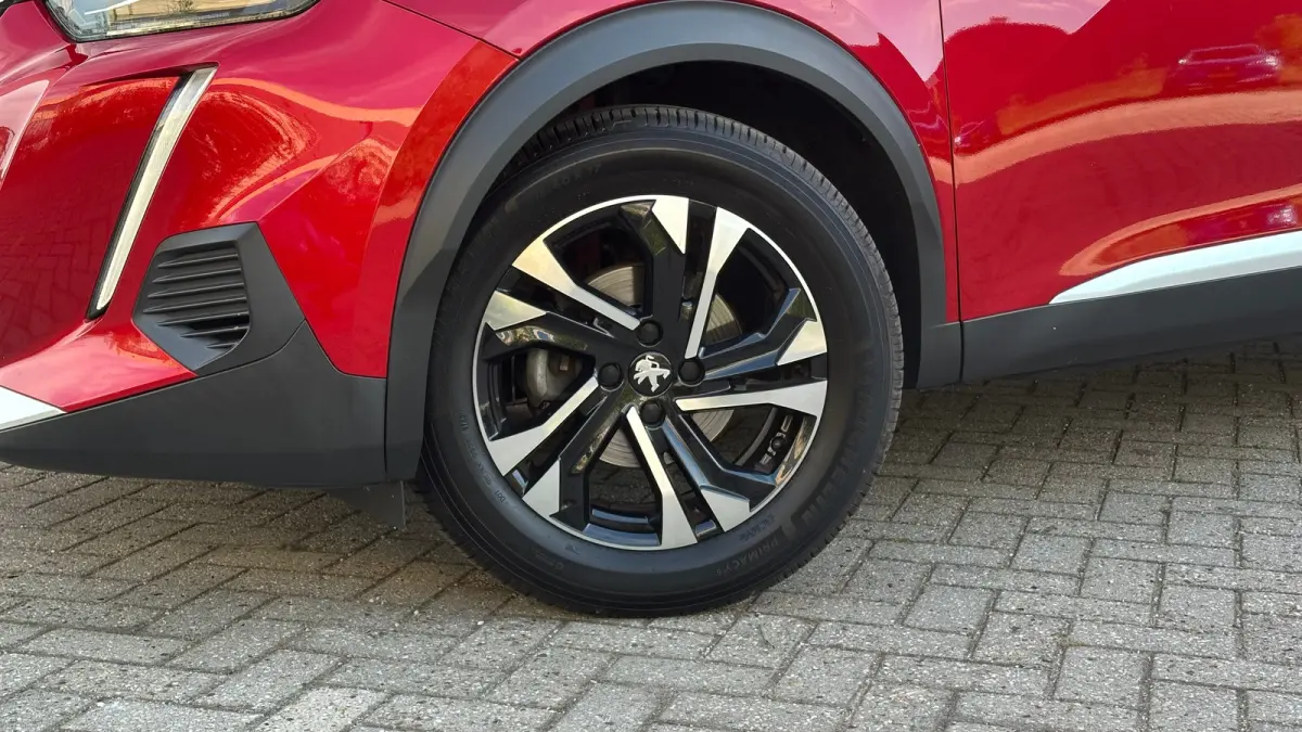1.2 PureTech Allure | Apple Carplay / Android Auto | Trekhaak | Navigatie | Parkeersensoren | Achteruitrij Camera | | Achterbank in delen neerklapbaar | Achteruitrijcamera | Airco (automatis