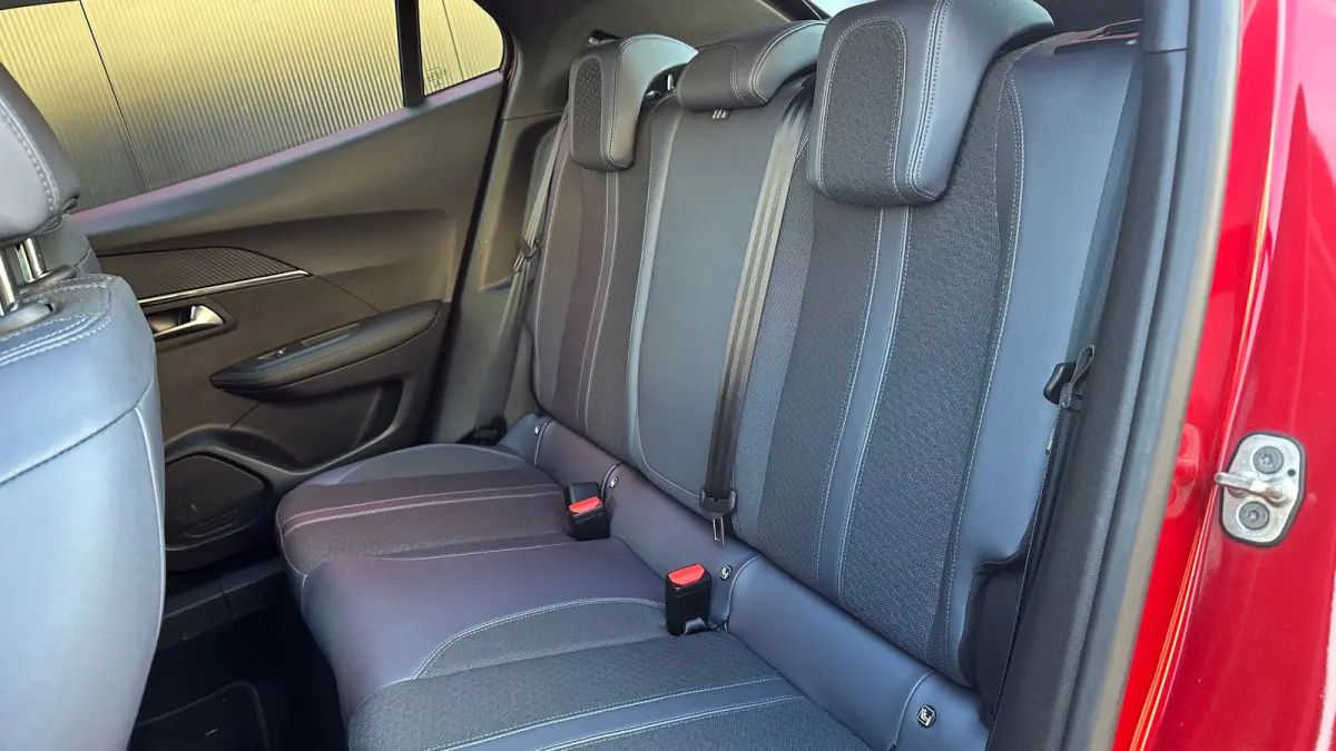 1.2 PureTech Allure | Apple Carplay / Android Auto | Trekhaak | Navigatie | Parkeersensoren | Achteruitrij Camera | | Achterbank in delen neerklapbaar | Achteruitrijcamera | Airco (automatis