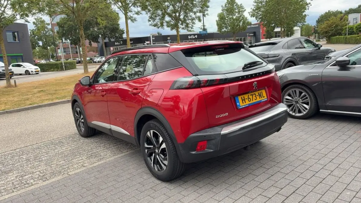 1.2 PureTech Allure | Carplay | Trekhaak | Navigatie | Parkeersensoren | Camera | | Achterbank in delen neerklapbaar | Achteruitrijcamera | Airco (automatisch)