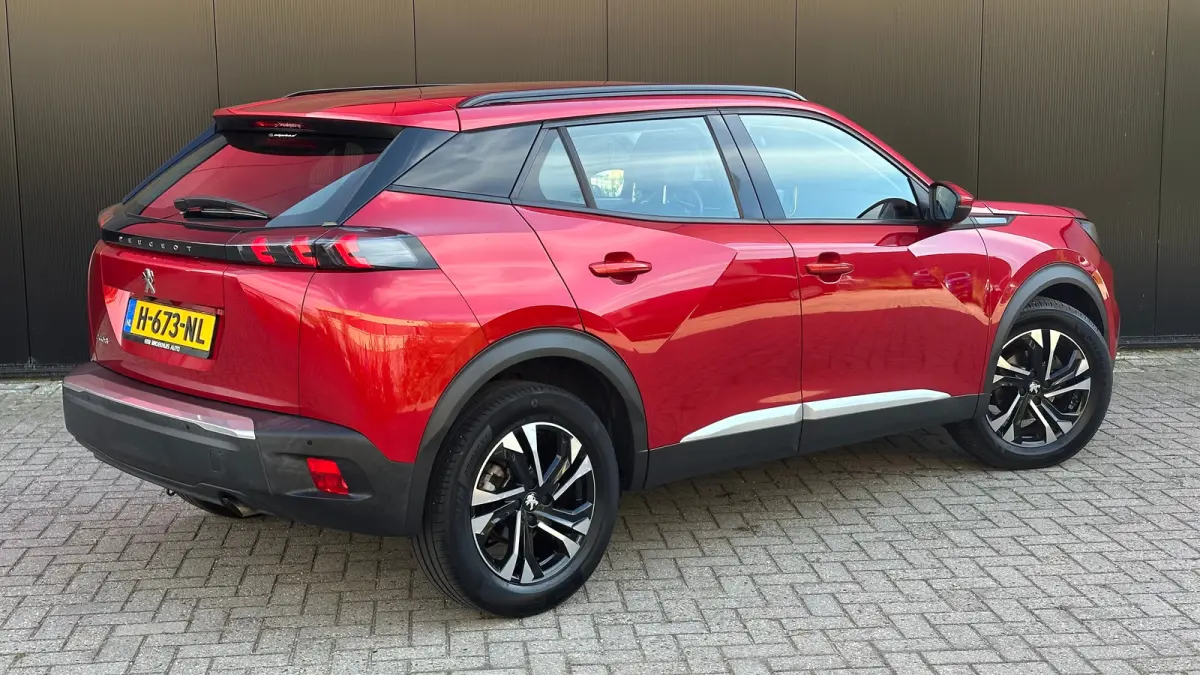 1.2 PureTech Allure | Apple Carplay / Android Auto | Trekhaak | Navigatie | Parkeersensoren | Achteruitrij Camera | | Achterbank in delen neerklapbaar | Achteruitrijcamera | Airco (automatis