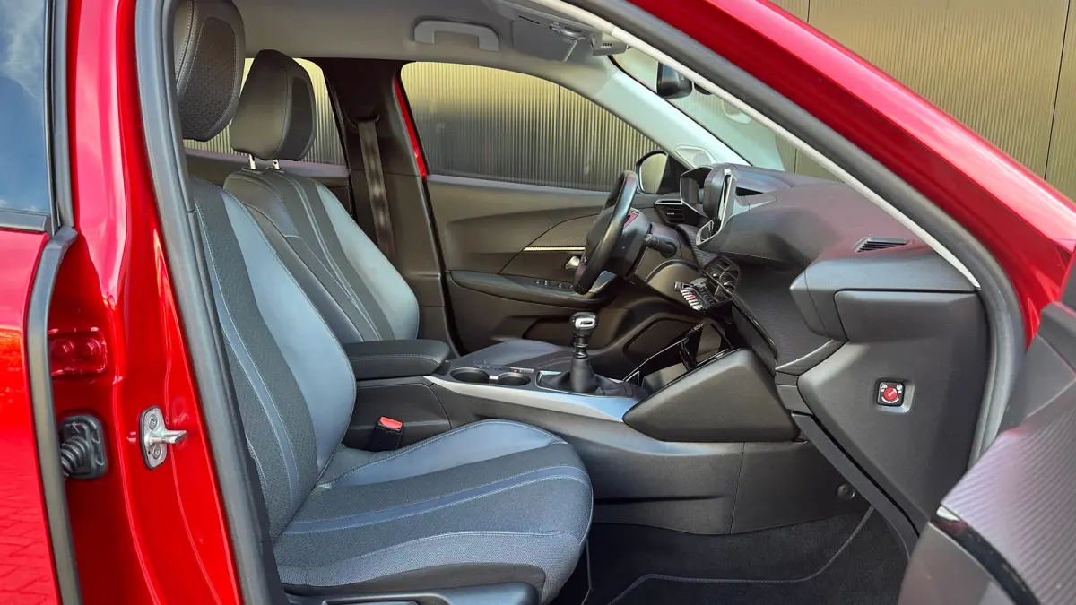 1.2 PureTech Allure | Apple Carplay / Android Auto | Trekhaak | Navigatie | Parkeersensoren | Achteruitrij Camera | | Achterbank in delen neerklapbaar | Achteruitrijcamera | Airco (automatis