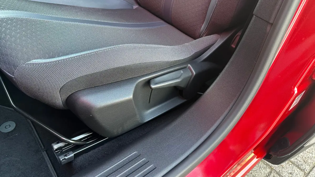 1.2 PureTech Allure | Apple Carplay / Android Auto | Trekhaak | Navigatie | Parkeersensoren | Achteruitrij Camera | | Achterbank in delen neerklapbaar | Achteruitrijcamera | Airco (automatis