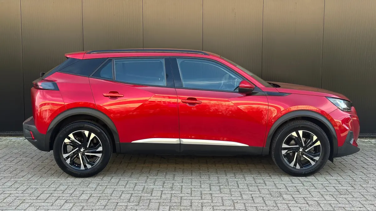 1.2 PureTech Allure | Apple Carplay / Android Auto | Trekhaak | Navigatie | Parkeersensoren | Achteruitrij Camera | | Achterbank in delen neerklapbaar | Achteruitrijcamera | Airco (automatis