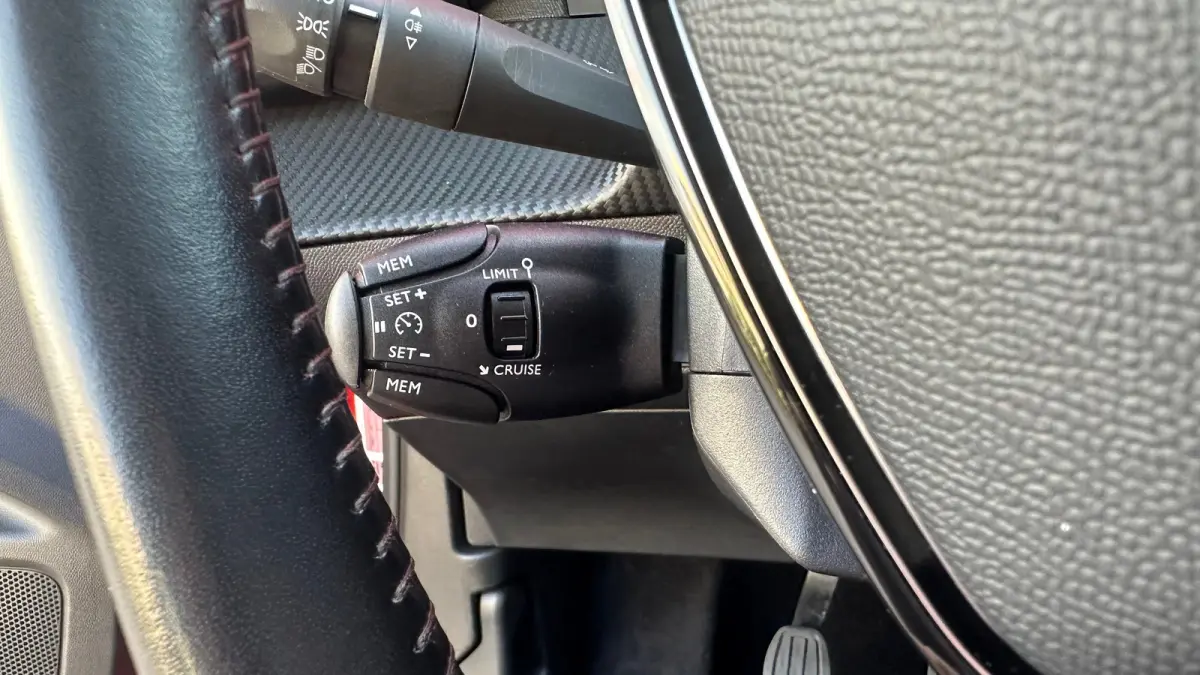 1.2 PureTech Allure | Apple Carplay / Android Auto | Trekhaak | Navigatie | Parkeersensoren | Achteruitrij Camera | | Achterbank in delen neerklapbaar | Achteruitrijcamera | Airco (automatis