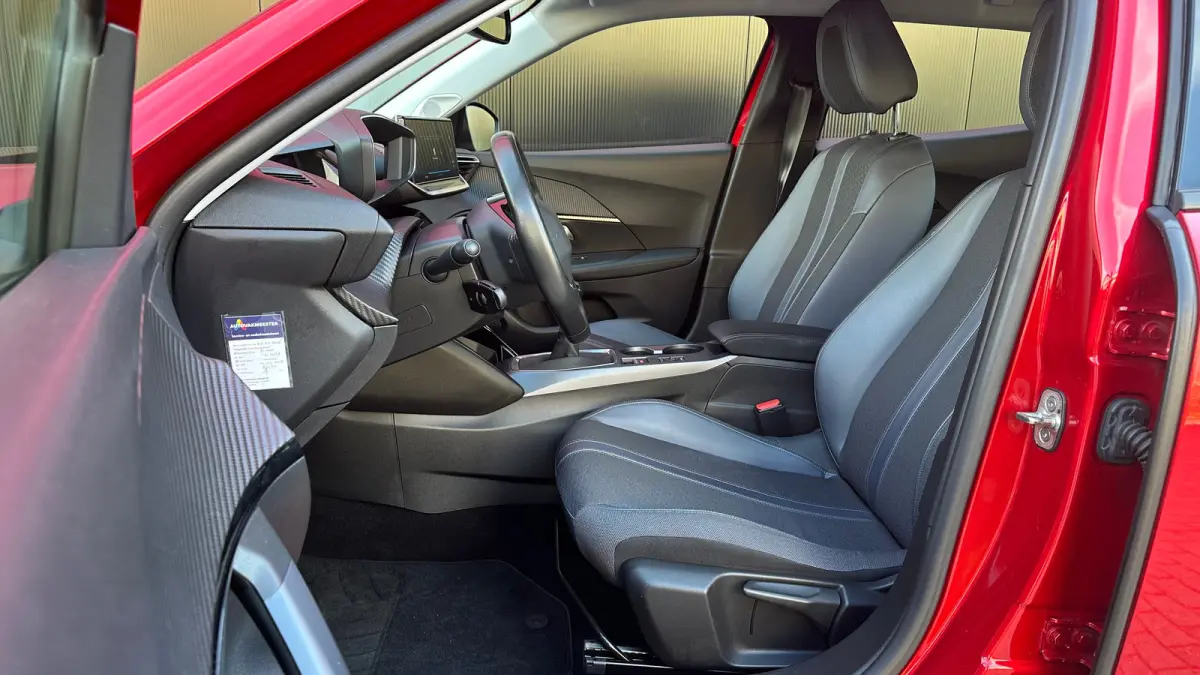 1.2 PureTech Allure | Apple Carplay / Android Auto | Trekhaak | Navigatie | Parkeersensoren | Achteruitrij Camera | | Achterbank in delen neerklapbaar | Achteruitrijcamera | Airco (automatis