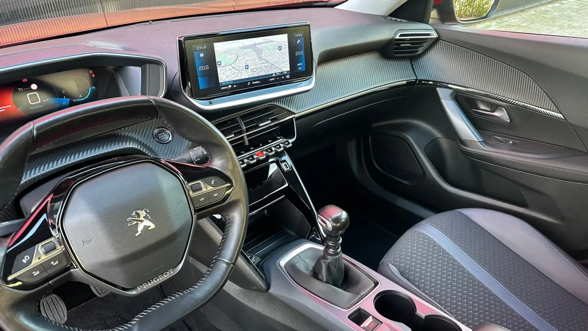 1.2 PureTech Allure | Apple Carplay / Android Auto | Trekhaak | Navigatie | Parkeersensoren | Achteruitrij Camera | | Achterbank in delen neerklapbaar | Achteruitrijcamera | Airco (automatis