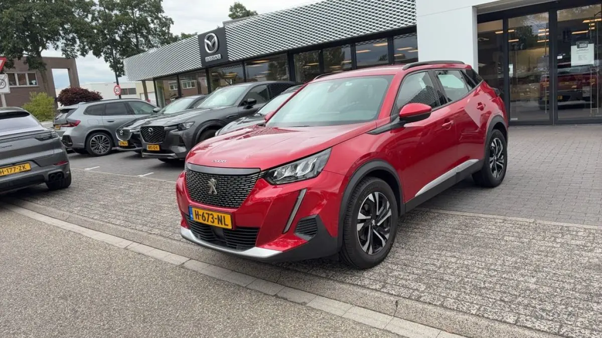 1.2 PureTech Allure | Carplay | Trekhaak | Navigatie | Parkeersensoren | Camera | | Achterbank in delen neerklapbaar | Achteruitrijcamera | Airco (automatisch)