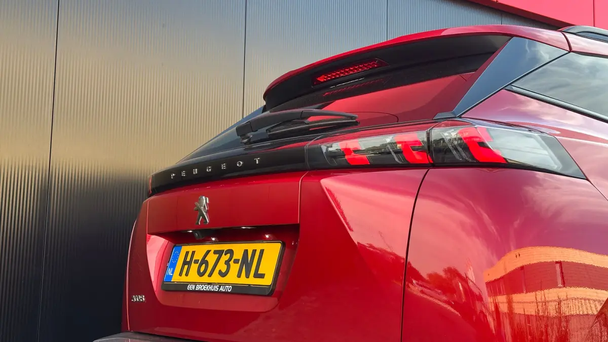 1.2 PureTech Allure | Apple Carplay / Android Auto | Trekhaak | Navigatie | Parkeersensoren | Achteruitrij Camera | | Achterbank in delen neerklapbaar | Achteruitrijcamera | Airco (automatis