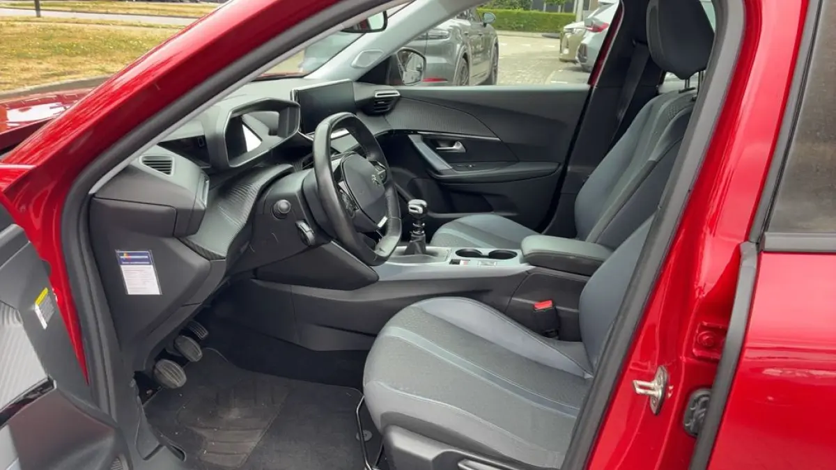 1.2 PureTech Allure | Carplay | Trekhaak | Navigatie | Parkeersensoren | Camera | | Achterbank in delen neerklapbaar | Achteruitrijcamera | Airco (automatisch)