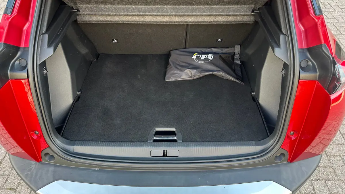 1.2 PureTech Allure | Apple Carplay / Android Auto | Trekhaak | Navigatie | Parkeersensoren | Achteruitrij Camera | | Achterbank in delen neerklapbaar | Achteruitrijcamera | Airco (automatis