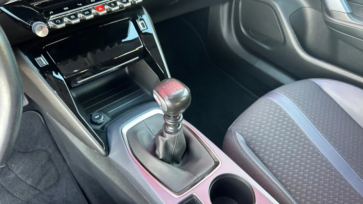 1.2 PureTech Allure | Apple Carplay / Android Auto | Trekhaak | Navigatie | Parkeersensoren | Achteruitrij Camera | | Achterbank in delen neerklapbaar | Achteruitrijcamera | Airco (automatis