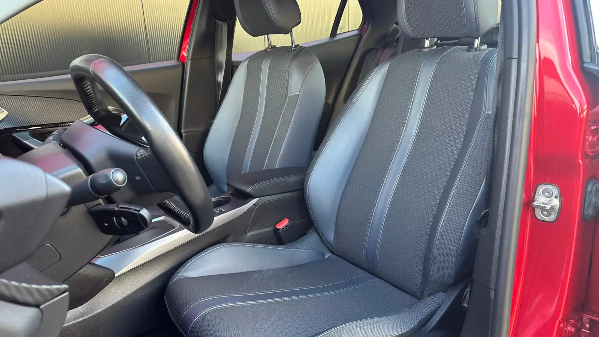 1.2 PureTech Allure | Apple Carplay / Android Auto | Trekhaak | Navigatie | Parkeersensoren | Achteruitrij Camera | | Achterbank in delen neerklapbaar | Achteruitrijcamera | Airco (automatis