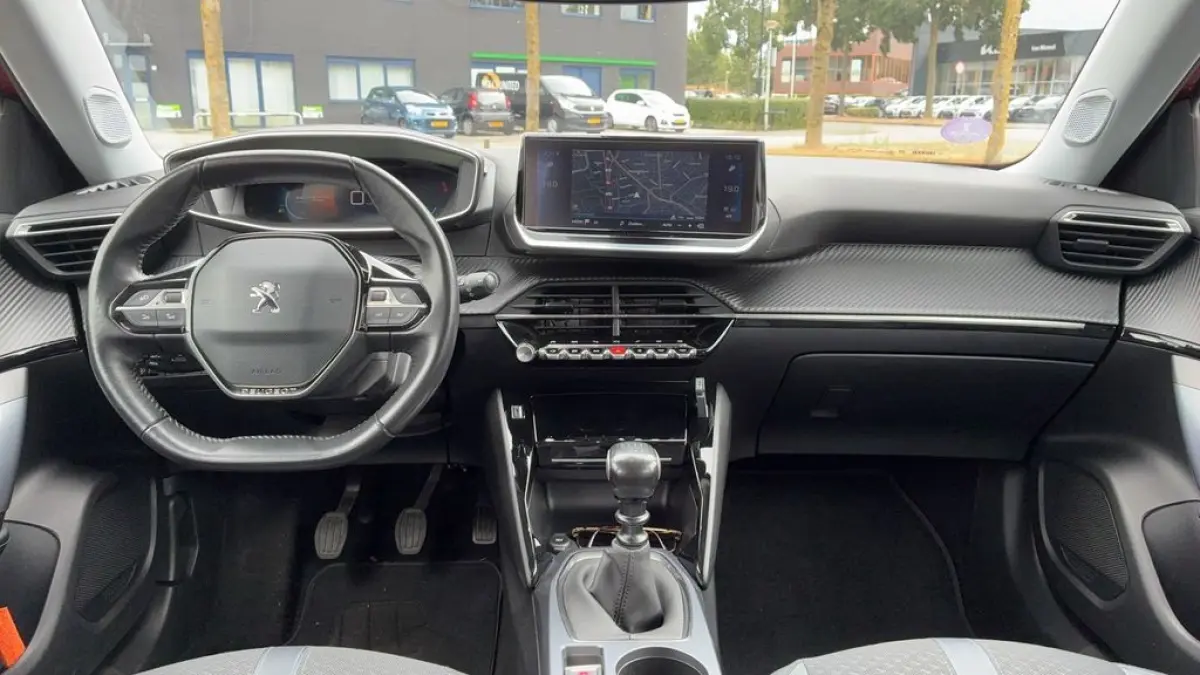 1.2 PureTech Allure | Carplay | Trekhaak | Navigatie | Parkeersensoren | Camera | | Achterbank in delen neerklapbaar | Achteruitrijcamera | Airco (automatisch)