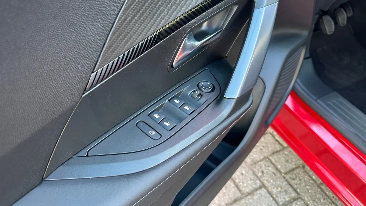 1.2 PureTech Allure | Apple Carplay / Android Auto | Trekhaak | Navigatie | Parkeersensoren | Achteruitrij Camera | | Achterbank in delen neerklapbaar | Achteruitrijcamera | Airco (automatis